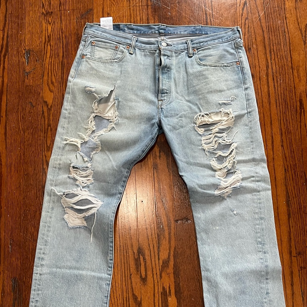 Light wash Levi’s jeans size 38 x 32